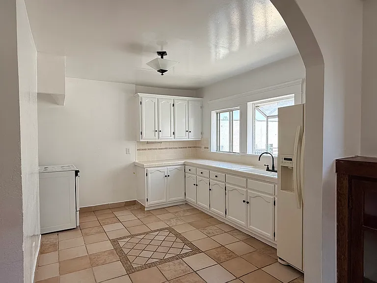 637 N Benton Way — Photo 6