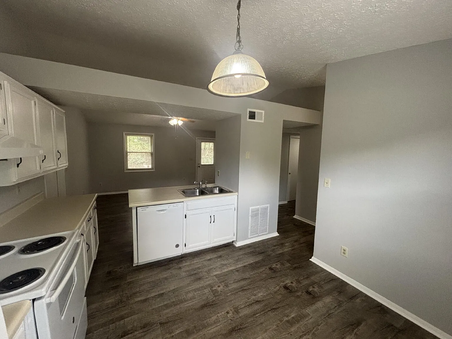 3 bed, 2.0 bath, 1350 sqft, $1,300 — Photo 3