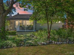 23963 Colchester Dr, Farmington, MI 48336