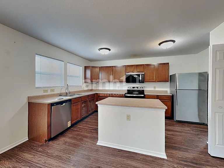 524 Bridgewater Dr — Photo 3