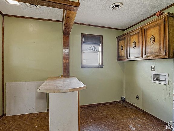 5th image of 104 S Everett St