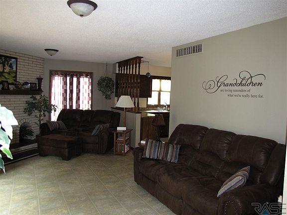 4th image of 1021 W Fairview Dr