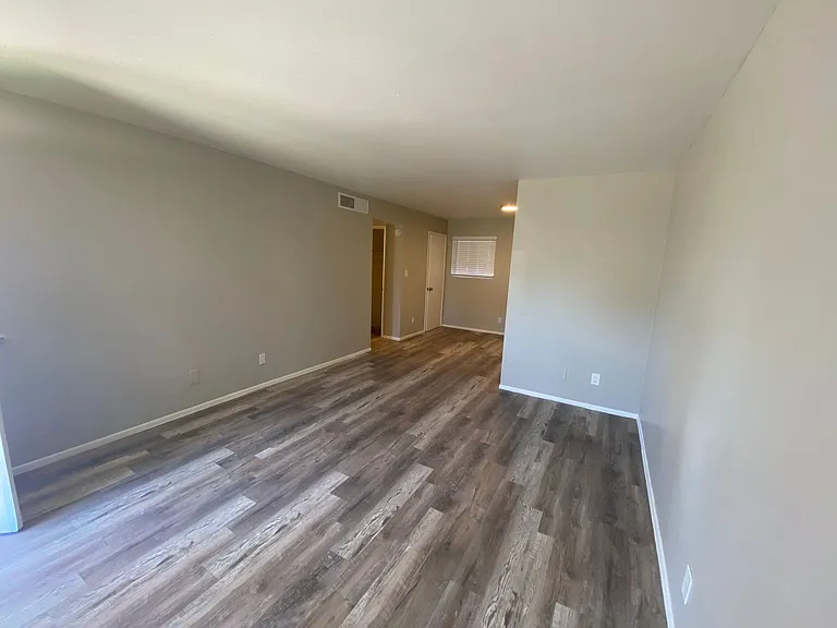 2414 W Devonshire Ave — Photo 37