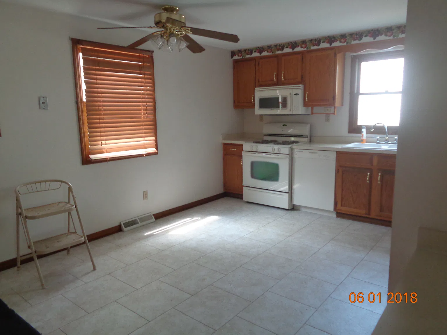 2 bed, 1.5 bath, 1150 sqft, $1,800 — Photo 2