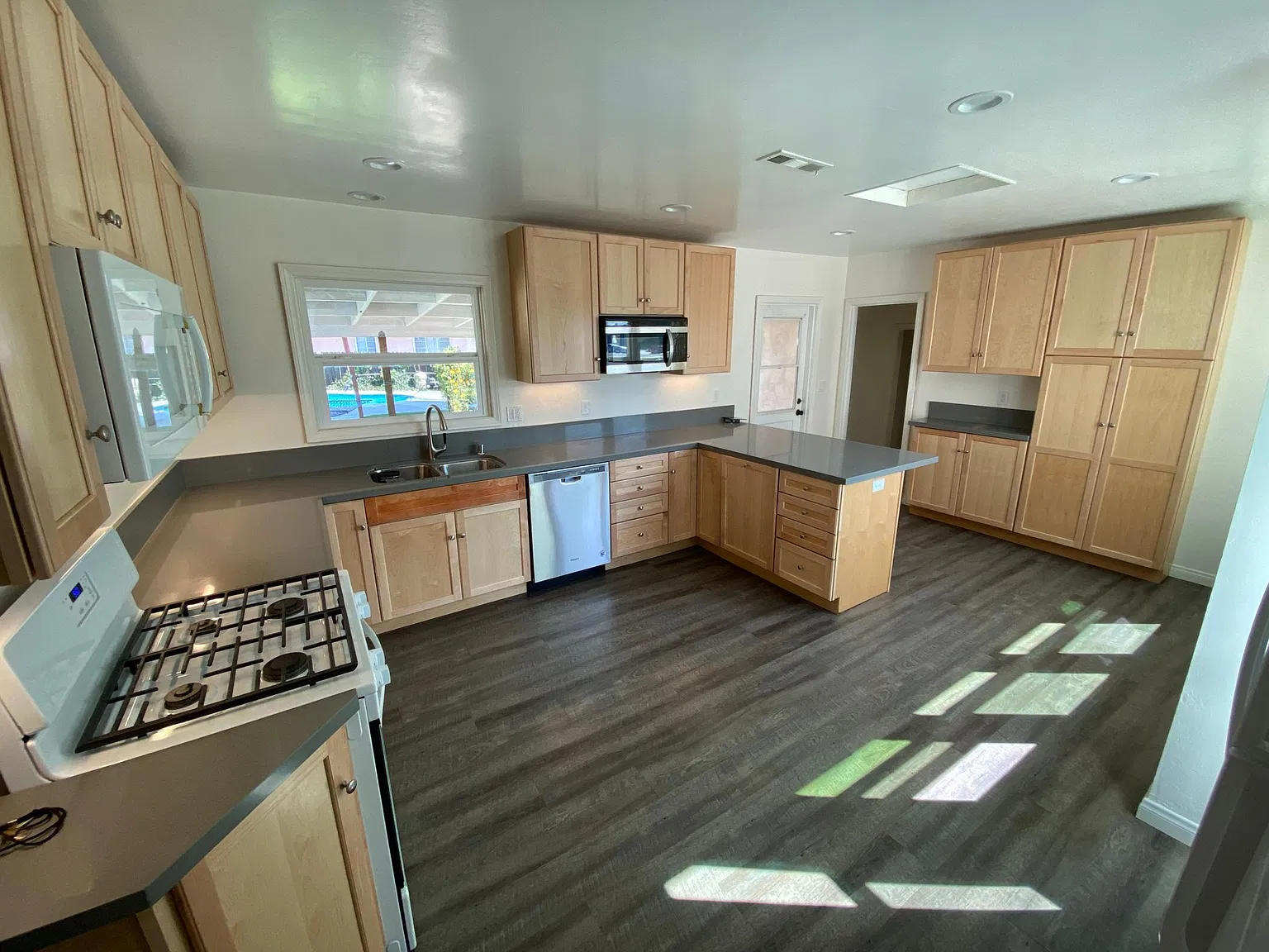 7 bed, 3.5 bath, 2150 sqft, $11,000 — Photo 2