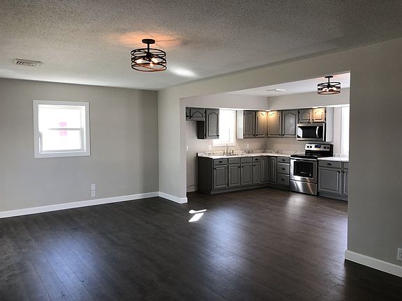 4th image of 1517 W Royale Dr