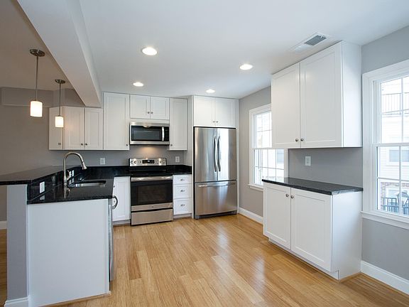 5th image of 122B N Bedford St