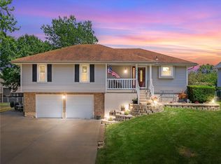 1621 NE Westwind Dr, Lees Summit, MO 64086