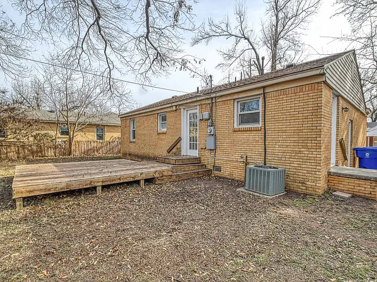 1117 Grover Ln — Photo 15