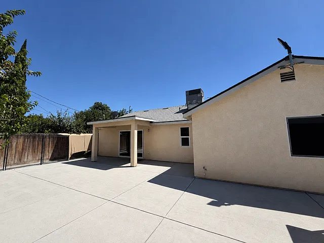 2741 E Dakota Ave — Photo 30