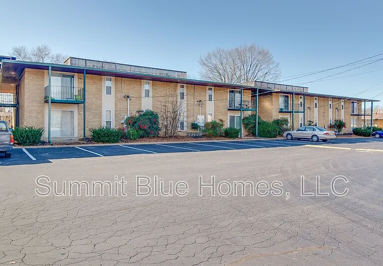 555 N Dupont Ave — Photo 13