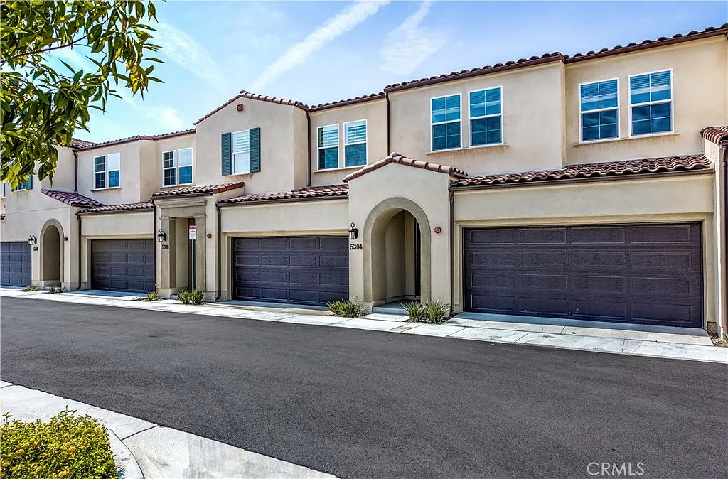 3 bed, 2.5 bath, 1701 sqft, $4,700 — Photo 2