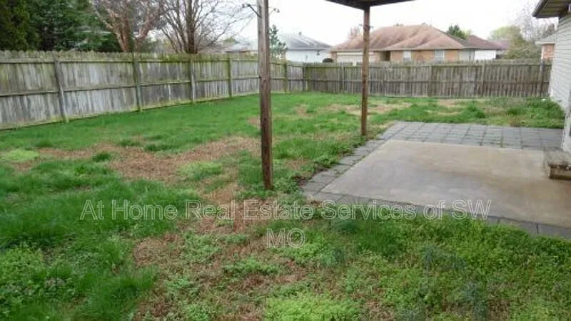 3 bed, 2.0 bath, 1131 sqft, $1,425 — Photo 2