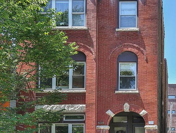 2nd image of 838 N Hoyne Ave APT 2F