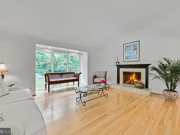 3rd image of 5 Persimmon Ct