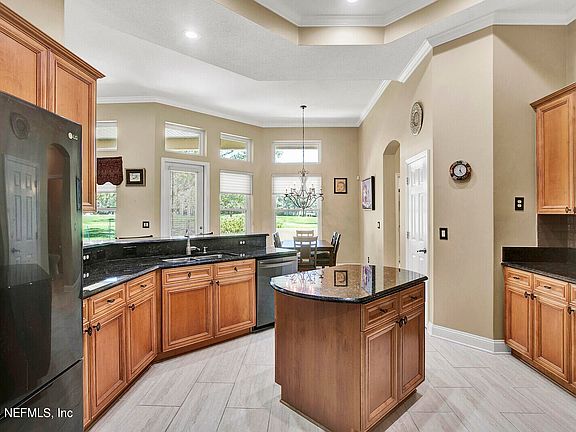 5th image of 455 MONTEREY Parkway