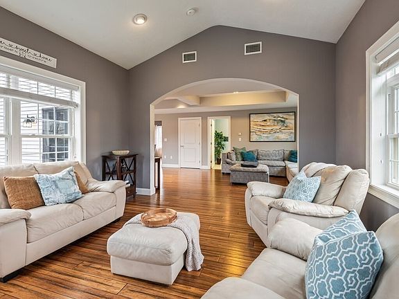 3rd image of 32 Jennings Rd