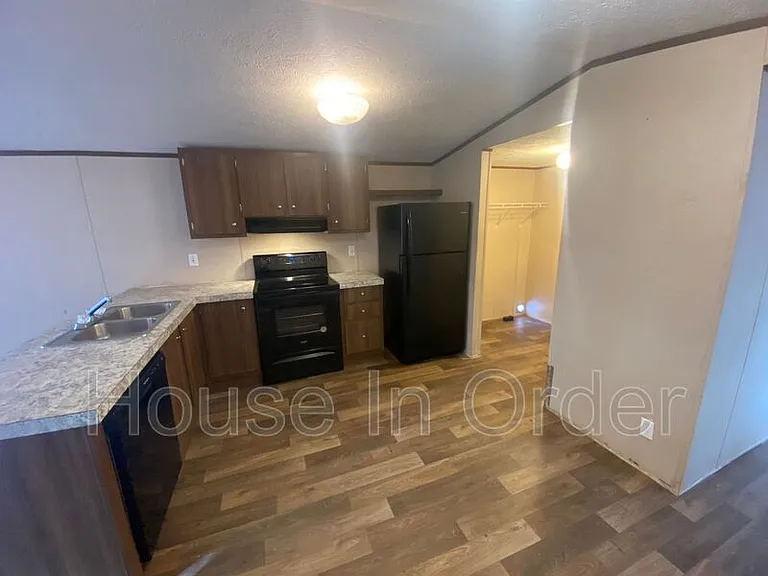 124 Shamrock Park Dr — Photo 9