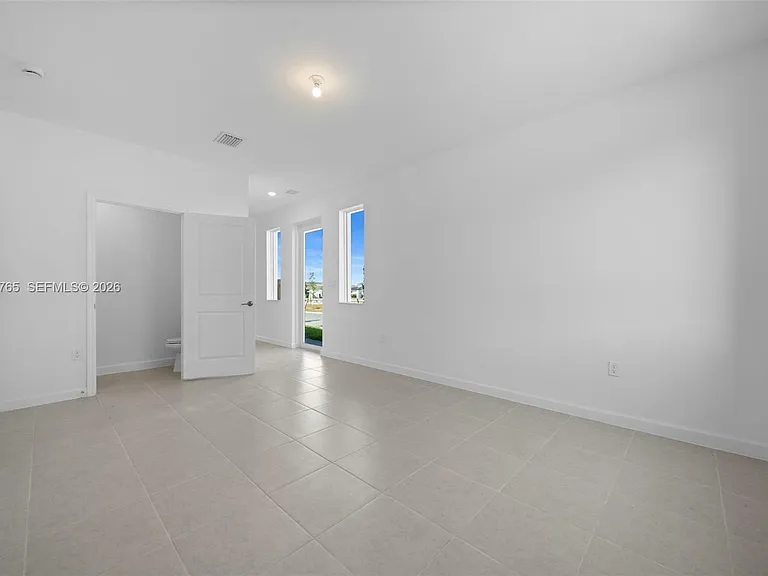 715 SE 15th St — Photo 5