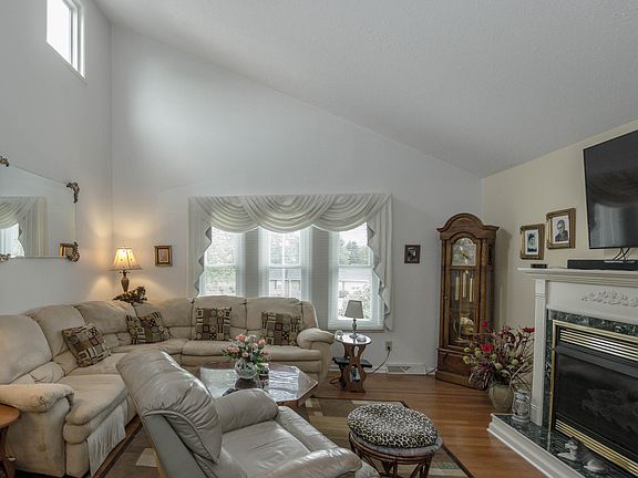 4th image of 1208 W College St