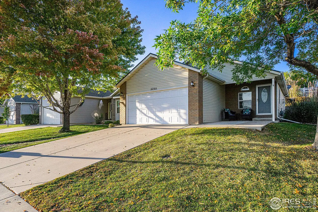 3 bed, 3.0 bath, 2304 sqft, $2,600 — Photo 2