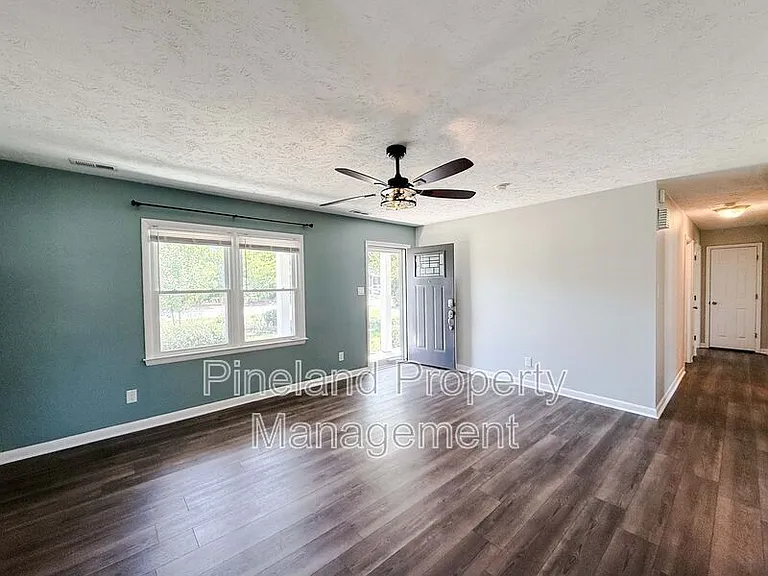 1690 Clairborne Dr — Photo 3