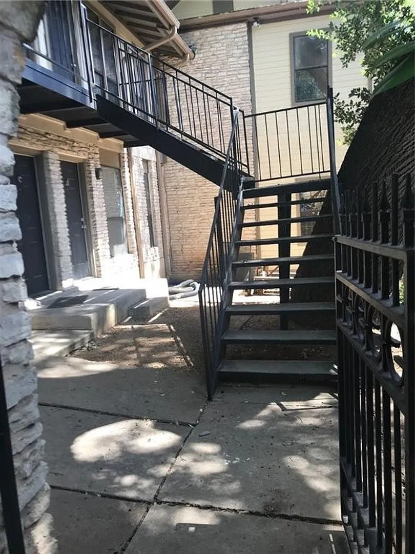 Oak Tree Apartments — Photo 1