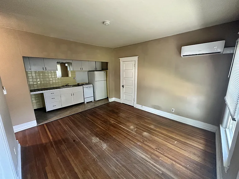 505 1/2 E Locust St #B — Photo 22