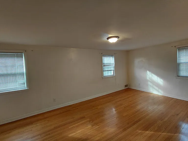 32 Locust Ave — Photo 6