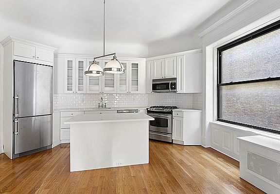 3rd image of 57 W 75th St APT 3F