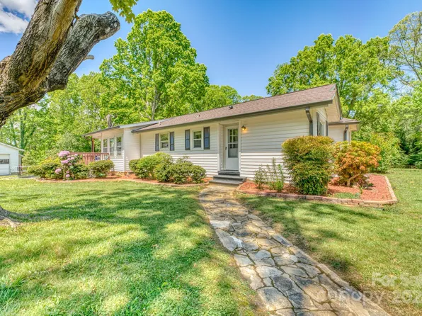 78 Queen Rd, Candler, NC 28715