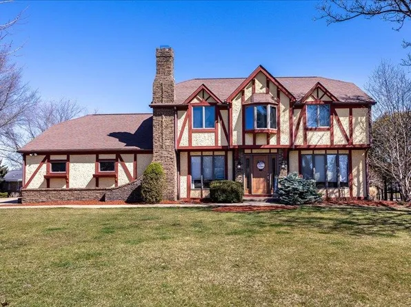 10746 Cedar Ridge Ct, Peosta, IA 52068