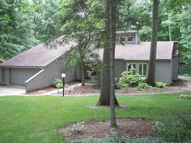 306 Woods Dr photo 1
