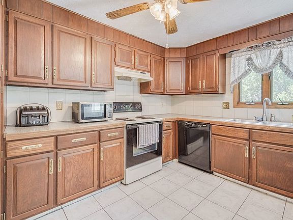 4th image of 73 Marion Cir