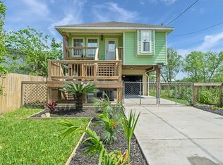 915 12th St, San Leon, TX 77539