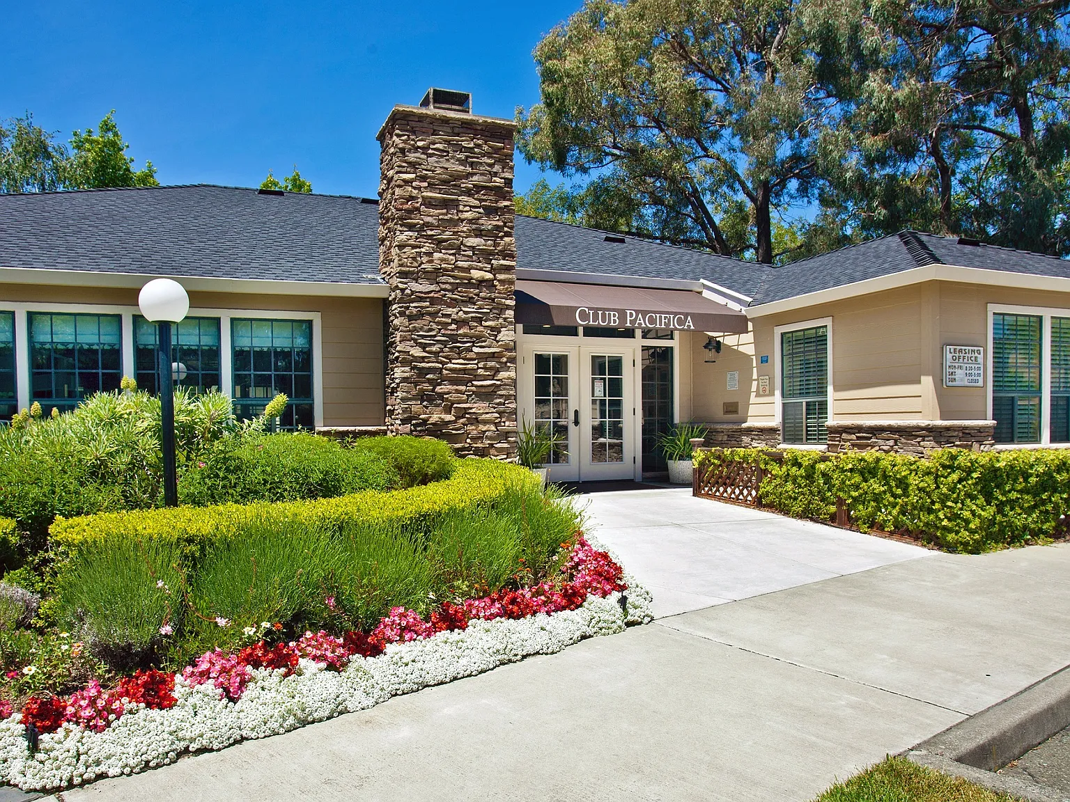 Club Pacifica Apartments — Photo 1