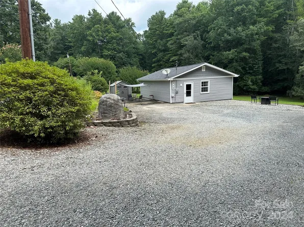 512 Crestwood Rd, Hendersonville, NC 28739