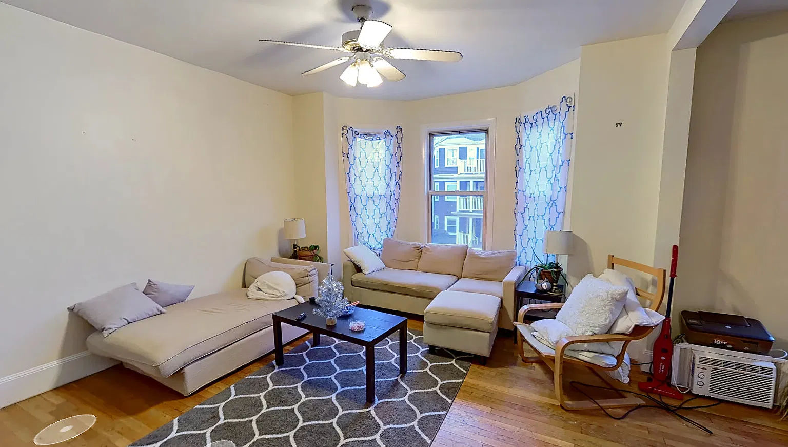 4 bed, $5,850 — Photo 1