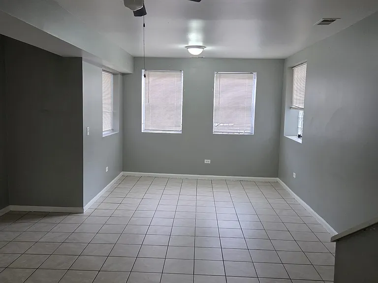 6142 S King Dr — Photo 2