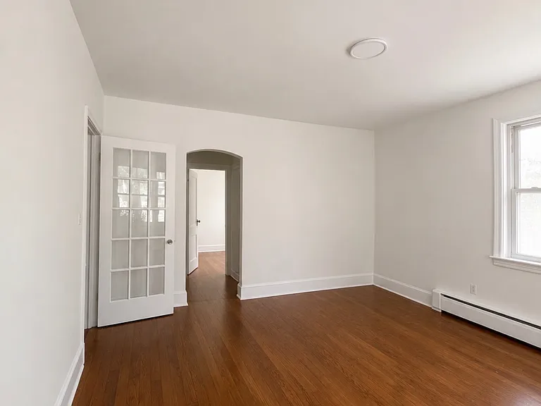 363 Victory Blvd — Photo 5