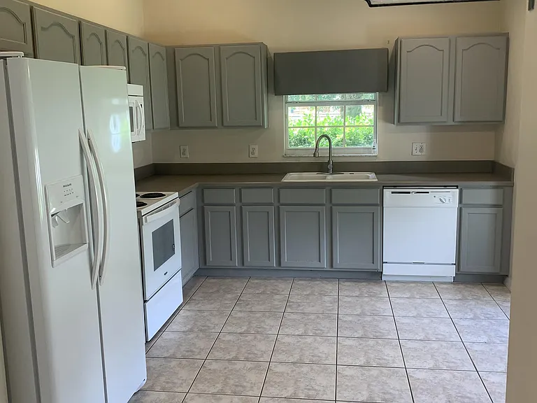 8113 Pomo Dr — Photo 2
