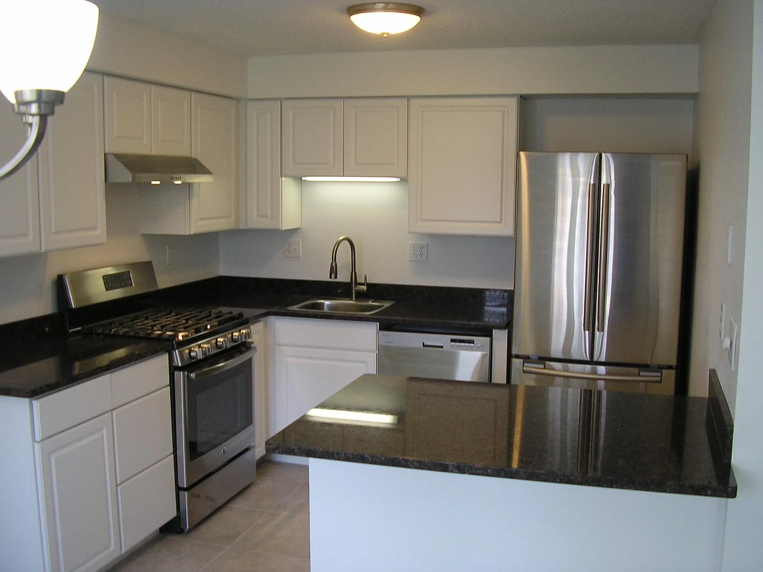 2 bed, 1.5 bath, 1072 sqft, $2,400 — Photo 4
