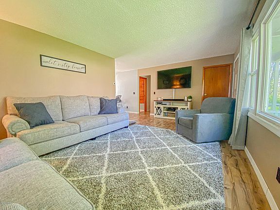 4th image of 28624 Wilson Dr