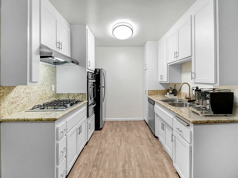 5112 Laurel Cyn Apartments — Photo 1