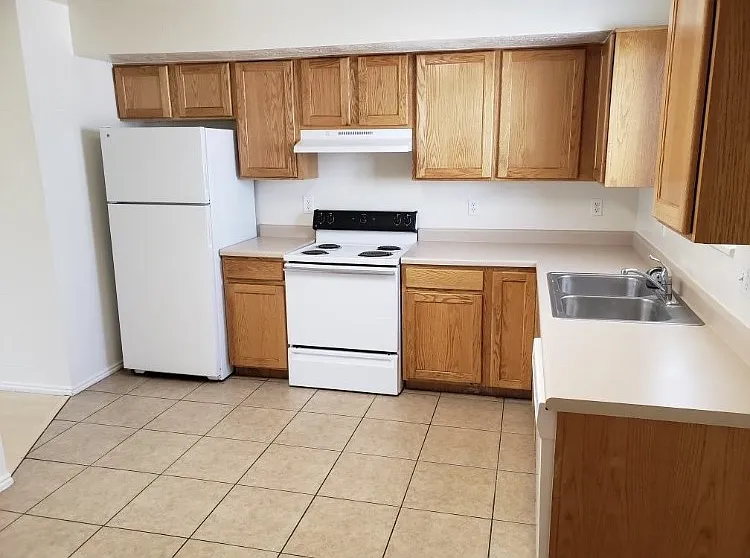Full kitchen.