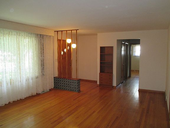 3rd image of 609 Banbury Ct