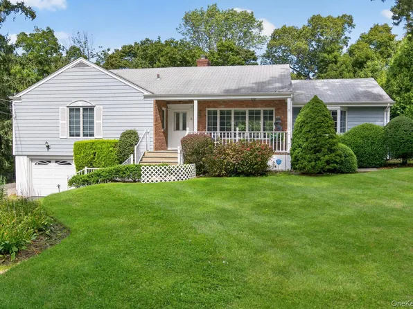 4 Woodleaf Court, Cold Spring Harbor, NY 11724