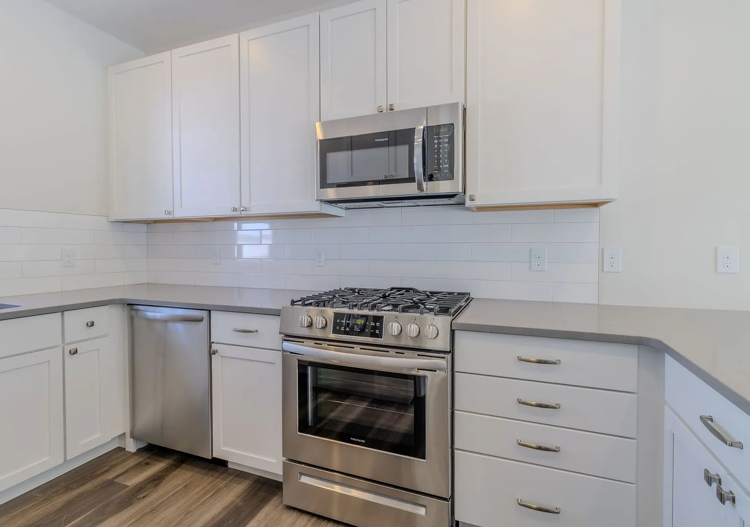 ZO- 1542 Simsbury St — Photo 2
