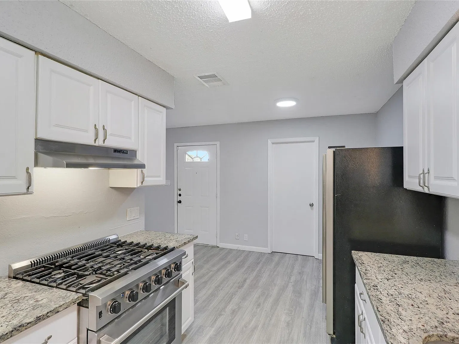 3 bed, 2.0 bath, 900 sqft, $1,350 — Photo 1