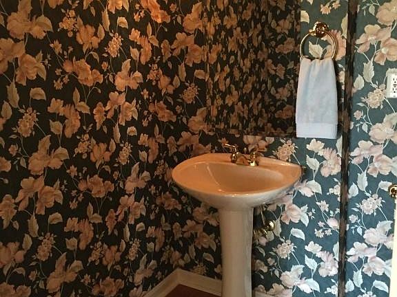 4 - 1st floor half bath.jpg